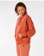 Mujer con Sudadera con capucha Rip Curl Surfers Original roja lateral