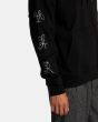 Hombre con sudadera de capucha RVCA Chefs Kiss Negra bordado manga