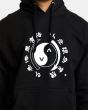 Hombre con sudadera de capucha RVCA Bruce Lee Eighty Years negra estampado pecho