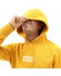 Hombre con sudadera de skate con capucha Vans Versa Standard amarilla hood