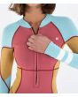Mujer con Traje de surf de primavera con manga larga y cremallera frontal Hurley Air 2mm Spiced Coral cierre