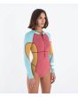 Mujer con Traje de surf de primavera con manga larga y cremallera frontal Hurley Air 2mm Spiced Coral lateral