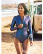 Mujer en la playa con traje de surf de primavera con manga larga y cremallera frontal Hurley Air Skin 2/2mm Azul Brillante
