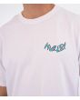 Hombre con Camiseta Hurley ETAM Black Panther blanca serigrafía pecho