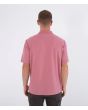 Hombre con Polo de manga corta Hurley Icon Beach Clay posterior