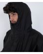 Hombre con Chubasquero largo tipo poncho cambiador Hurley Ice Poncho Sherpa negro capucha