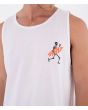 Hombre con camiseta de tirantes Hurley Printing Press Flamingue Blanca serigrafía esqueleto surfero pecho