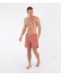 Hombre con boardshort de cintura elástica Hurley Volley Icon 17 Nectarine  vista lateral derecha corte