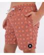 Hombre con boardshort de cintura elástica Hurley Volley Icon 17 Nectarine  vista lateral derecha