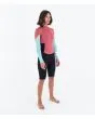Mujer con neopreno corto Hurley Air 2mm MId Shorty Springsuit de manga  larga color Spiced Coral derecha