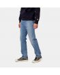 Hombre con Pantalón vaquero ajustado Carhartt WIP Klondike azul desgastado lateral
