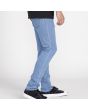 Hombre con Pantalón Vaquero Volcom 2x4 Denim Flat Vintage Indigo Azul lateral