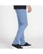 Hombre con Pantalón Vaquero Volcom 2x4 Denim Flat Vintage Indigo Azul lateral