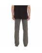 Hombre con Pantalón Vaquero Volcom Solver Denim Black Ozone posterior