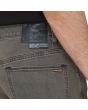 Hombre con Pantalón Vaquero Volcom Solver Denim Black Ozone etiqueta Water Aware