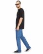 Hombre con Pantalón Vaquero Volcom Solver Denim Azul Bold Blue corte moderno y tiro bajo