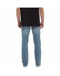 Hombre con Pantalón Vaquero Volcom Solver Denim Old Town Indigo posterior