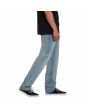 Hombre con Pantalón Vaquero Volcom Solver Denim Worker Indigo Vintage azul lateral