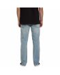 Hombre con Pantalón Vaquero Volcom Solver Denim Worker Indigo Vintage azul posterior