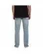 Hombre con Pantalón Vaquero Volcom Solver Denim Worker Indigo Vintage azul posterior