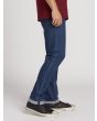Hombre con Pantalón Vaquero Volcom Vorta Denim Azul Enzyme Dark Wash lateral