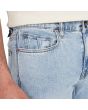 Hombre con pantalón vaquero Volcom Vorta Denim Slim Heavy Worn Faded bolsillo monedero