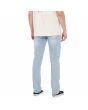 Hombre con pantalón vaquero Volcom Vorta Denim Slim Heavy Worn Faded posterior