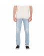 Hombre con pantalón vaquero Volcom Vorta Denim Slim Heavy Worn Faded