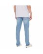 Hombre con pantalón vaquero Volcom Vorta Denim Slim Wrecked Indigo posterior