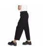Mujer con pantalón vaquero holgado cropped Volcom Weellow Denim Negro lateral