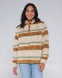 Mujer con jersey de forro sherpa Salty Crew Calm Seas Natural frontal