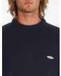 Hombre con Jersey Volcom Edmonder Azul Marino logo