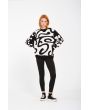Mujer con Jersey Volcom FA Zephyr Negro-Blanco corte clásico