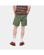 Hombre con pantalones cortos estilo chino Carhartt WIP John Short verdes posterior