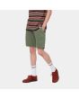 Hombre con pantalones cortos estilo chino Carhartt WIP John Short verdes lateral