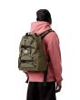 Mujer con Mochila Carhartt WIP Kickflip Backpack Brass Unisex con correas para sujetar skate