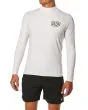 Hombre con camiseta técnica de protección solar Deus Baylands Chest Rash Vest Blanca frontal