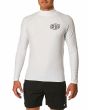 Hombre con camiseta técnica de protección solar Deus Baylands Chest Rash Vest Blanca