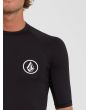 Hombre con licra de surf con manga corta Volcom Lido Solid UPF 50+ Negra logo