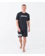 Hombre con Camiseta de protección solar de manga corta Hurley Everyday Hybrid UPF 50+ Negra y Blanca ajuste