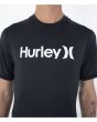 Hombre con licra de surf de manga corta Hurley One and Only Quickdry Rashguard UPF 50+ Negra serigrafía delantera