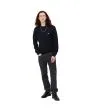 Hombre con con jersey de lana Carhartt WIP Madison Sweater Dark Navy/Wax corte clásico
