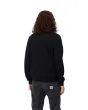 Hombre con con jersey de lana Carhartt WIP Madison Sweater Dark Navy/Wax espalda