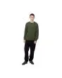 Hombre con jersey de lana Carhartt WIP Madison Sweater verde estragón con logo negro ajuste