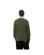 Hombre con jersey de lana Carhartt WIP Madison Sweater verde estragón con logo negro posterior