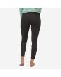 Mujer con mallas interiores Patagonia Women's Capilene Midweight Bottoms en negro cintura posterior
