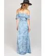 Mujer con maxivestido Amuse Society Lost Paradise azul posterior