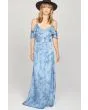 Mujer con maxivestido Amuse Society Lost Paradise azul 
