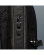 Detalle de logo FCS en la correa acolchada de la mochila Roam 25L negra