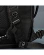 Detalle de correa ajustable con clip y anclaje de seguridad de la mochila antirrobo FCS x Pacsafe Roam 25L